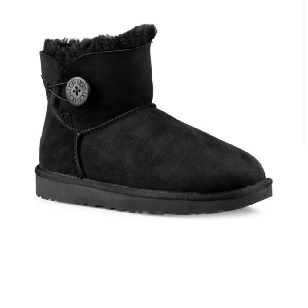Black Baily button Ugg boots